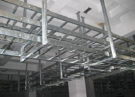 弱電橋架與強(qiáng)電橋架之間的安全距離(圖1) 電纜橋架敷設(shè)安全間距