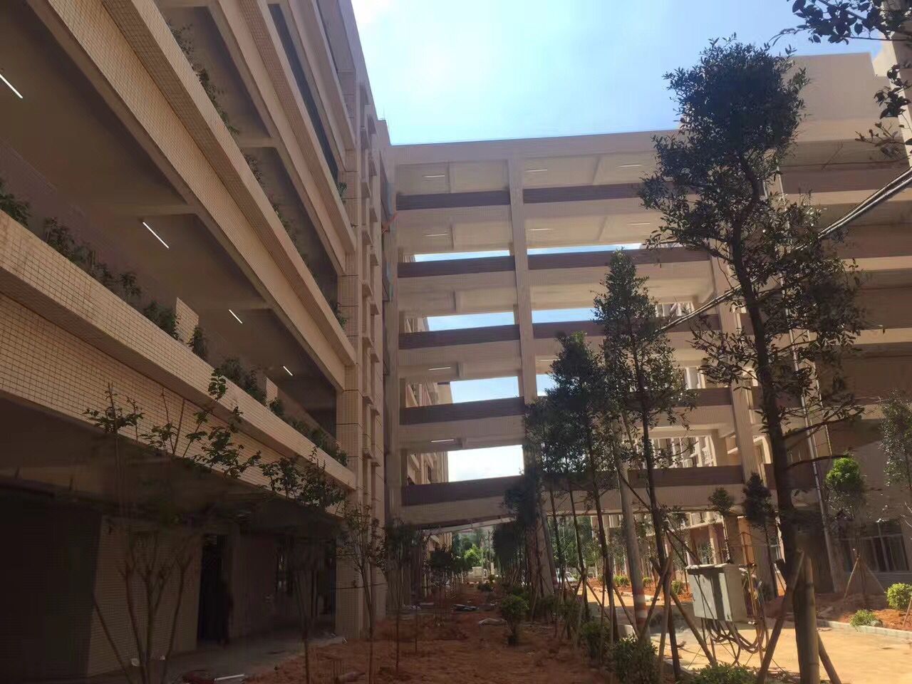 電纜橋架進(jìn)場東莞東華高級中小學(xué)1