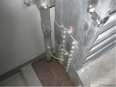 電纜橋架內外一定要焊接扁鋼接地？