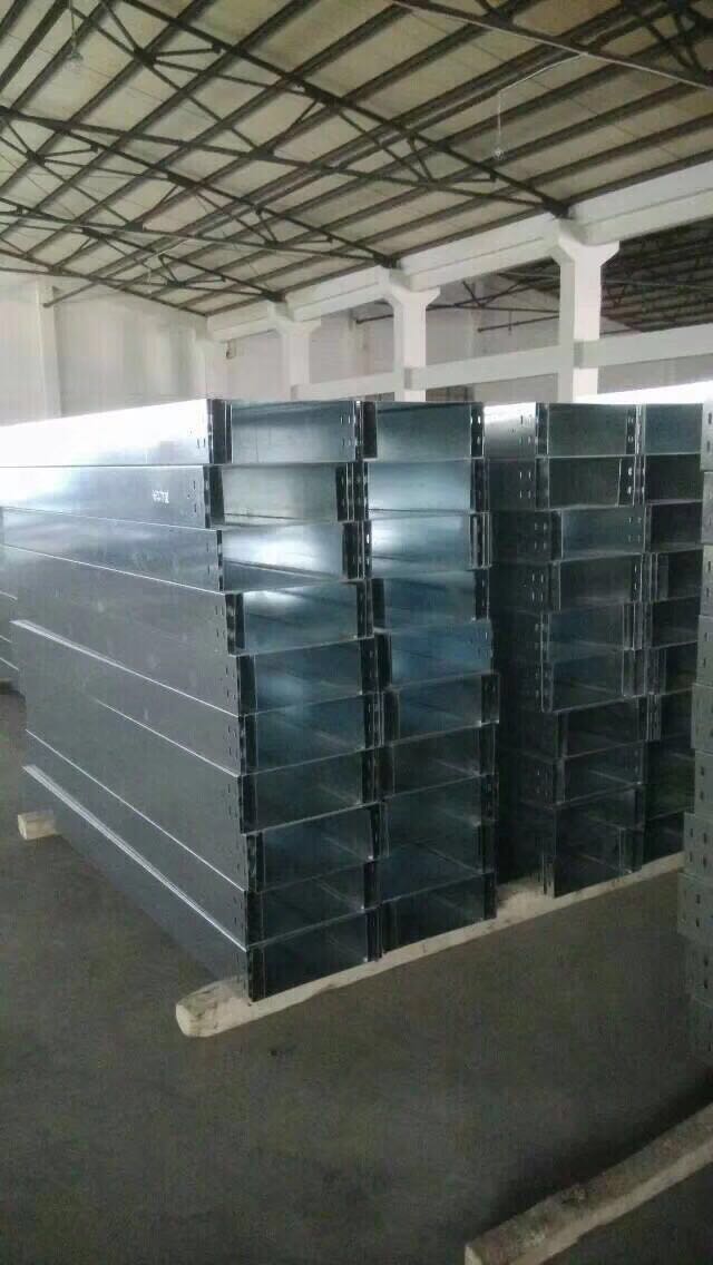 廣州白云機(jī)場(chǎng)三期改造航站樓電纜橋架進(jìn)場(chǎng)(圖6) 廣州白云機(jī)場(chǎng)三期改造電纜橋架備貨區(qū)