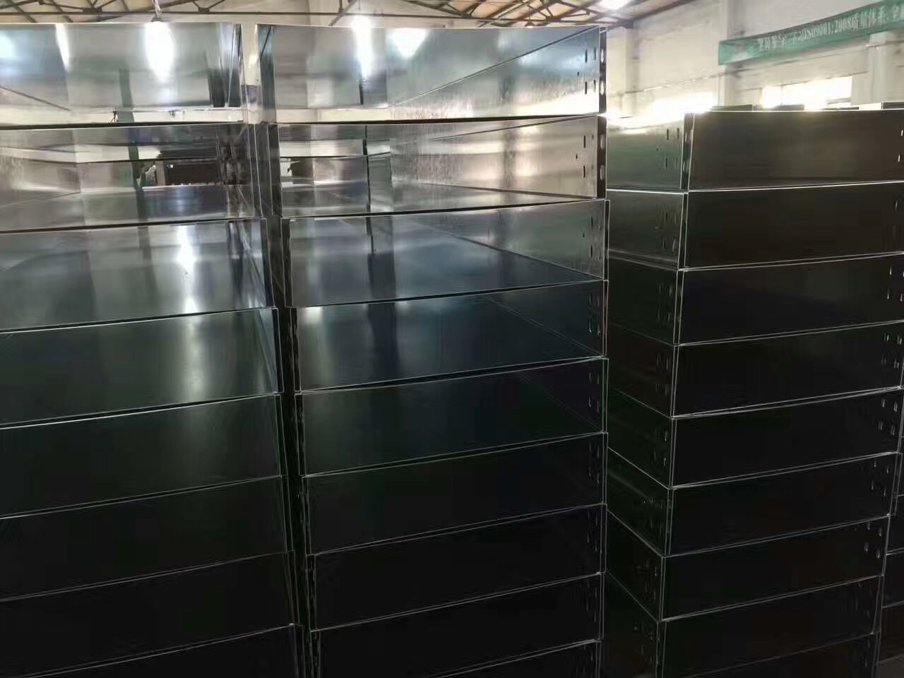 廣州白云機(jī)場(chǎng)三期改造航站樓電纜橋架進(jìn)場(chǎng)(圖7) 廣州白云機(jī)場(chǎng)三期改造電纜橋架備貨區(qū)