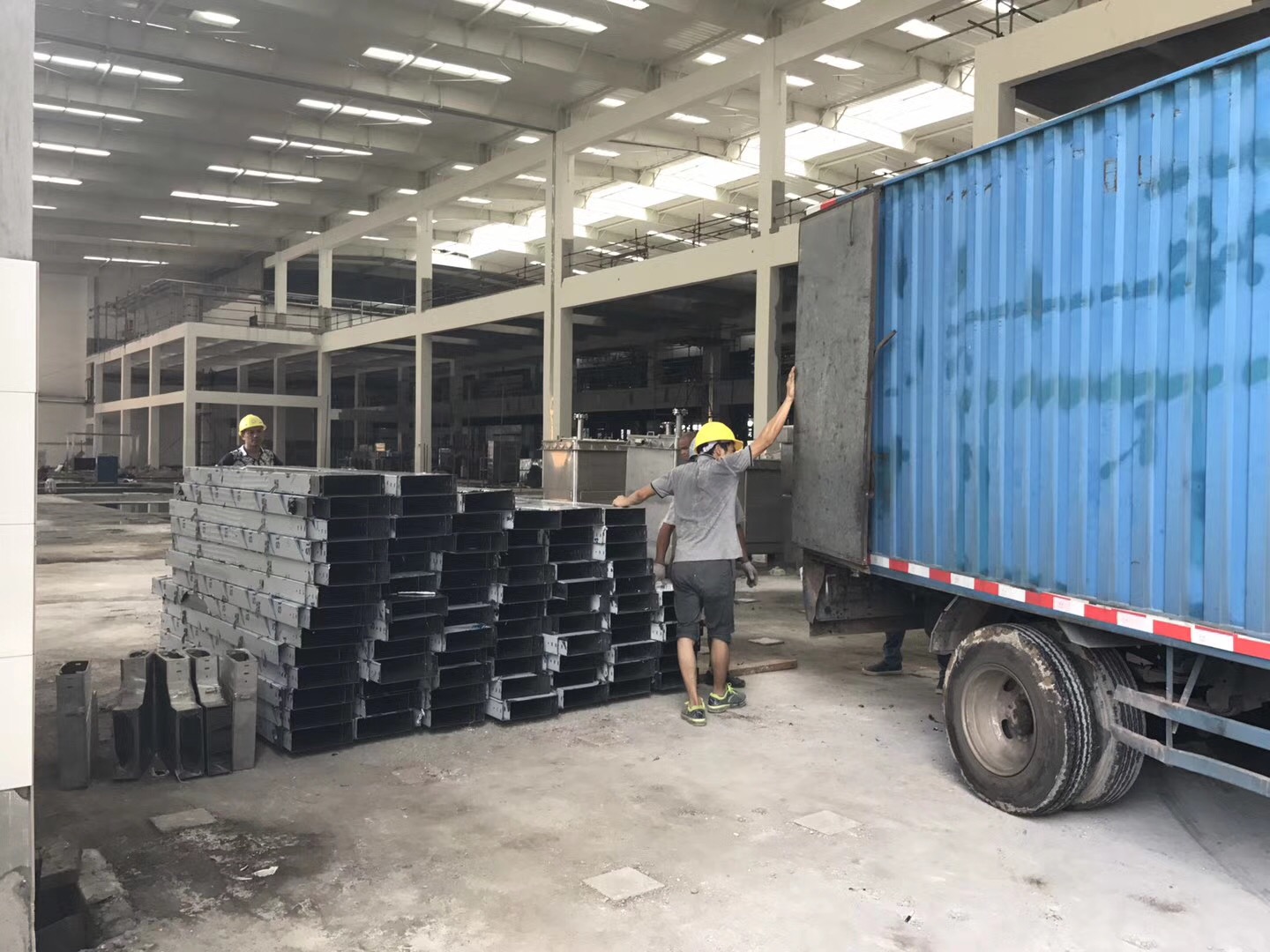 佛山海天醬油廠電纜橋架進(jìn)場(chǎng)(圖3) 佛山海天醬油廠電纜橋架卸貨過(guò)程