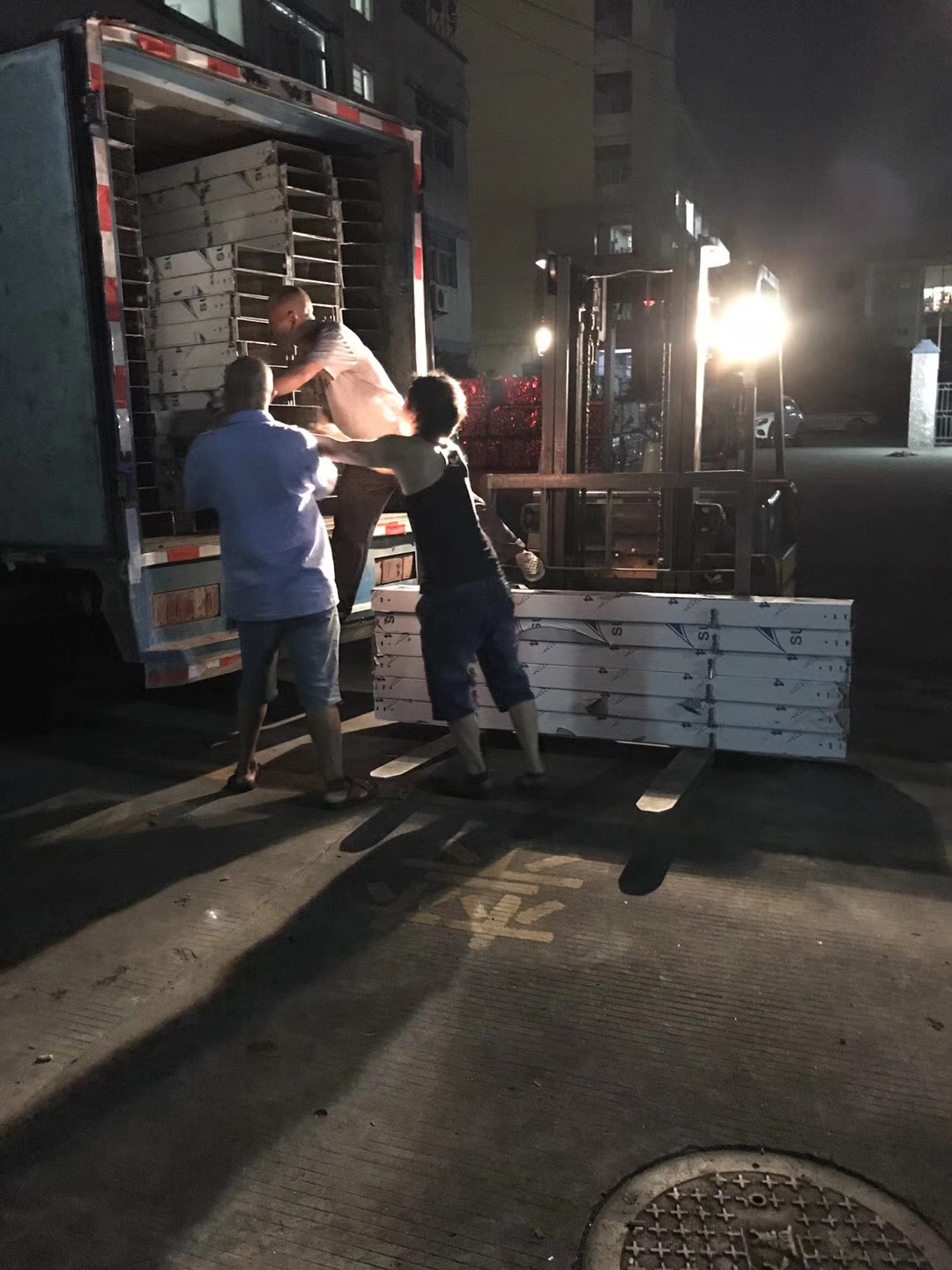 佛山海天醬油廠電纜橋架進(jìn)場(chǎng)(圖2) 佛山海天醬油廠橋架備貨過(guò)程